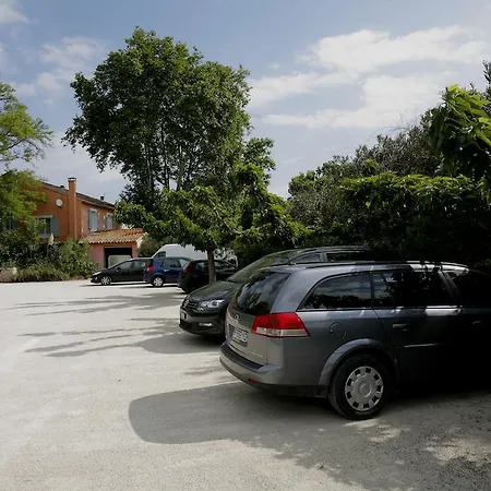 Logis La Ferme Hotel Avignone